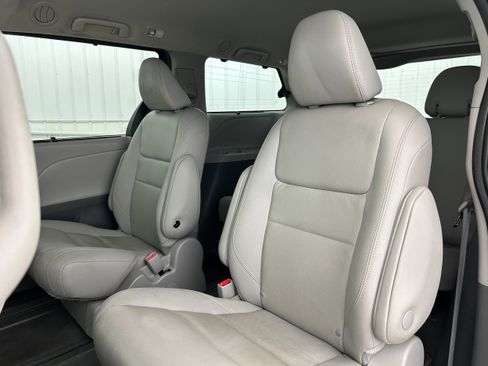 Used 2020 Toyota Sienna XLE w/ Carpet Mat Package AWD/4WD image 27