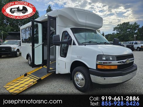 Used 2018 Chevrolet Express 4500 w/ Shuttle Bus Package RWD image 1