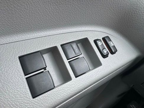 Used 2012 Toyota Highlander Limited w/ Tow Pkg image 32