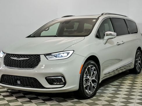 Used 2021 Chrysler Pacifica Limited w/ Uconnect Theater Family Group image 4