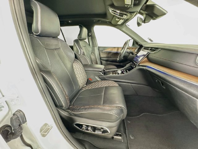 Used 2025 Jeep Grand Cherokee Summit w/ Obsidian Package AWD/4WD image 34