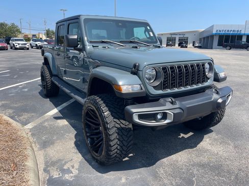Used 2024 Jeep Gladiator Sport AWD/4WD image 3