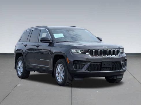 Certified 2025 Jeep Grand Cherokee Laredo X w/ Luxury Tech Group I AWD/4WD image 8