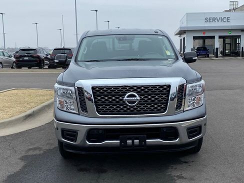 Used 2018 Nissan Titan SV w/ SV Convenience Package image 2