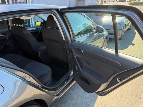 Used 2019 Volkswagen e-Golf SE image 37