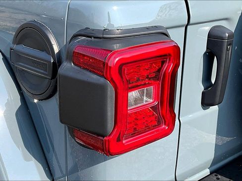 Used 2024 Jeep Wrangler Unlimited Rubicon image 24