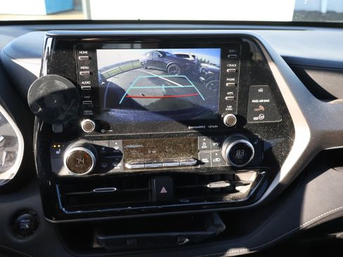 Used 2020 Toyota Highlander XLE image 23