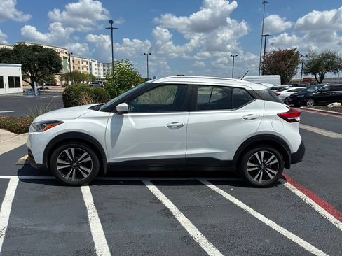 Used 2018 Nissan Kicks SV FWD image 1