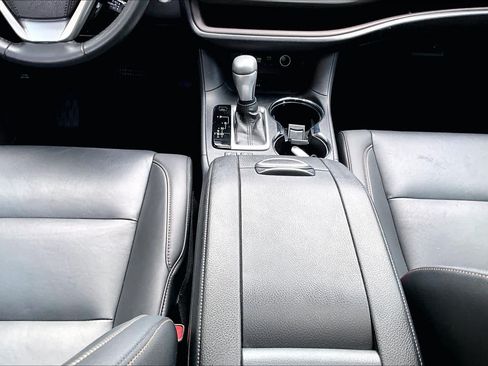 Used 2019 Toyota Highlander XLE FWD image 17