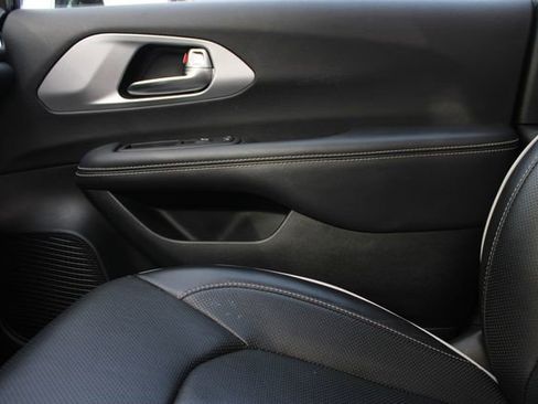 Used 2025 Chrysler Pacifica Limited FWD image 23