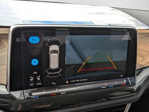 Used 2025 Volkswagen Atlas SE image 12