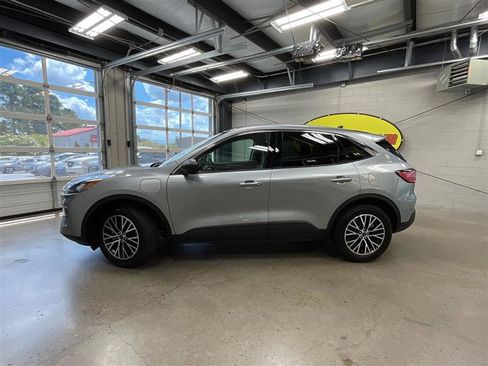 Used 2022 Ford Escape SE FWD image 2