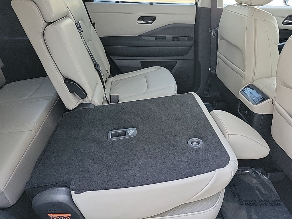 Used 2023 Nissan Pathfinder SL AWD/4WD image 21
