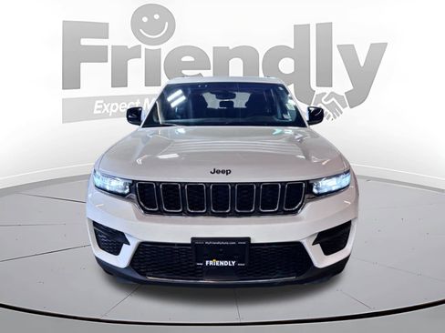 Used 2023 Jeep Grand Cherokee Laredo X image 2