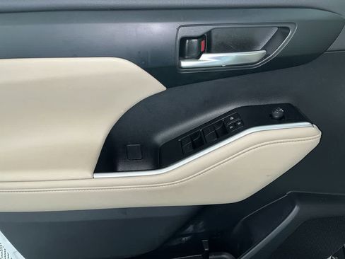 Used 2023 Toyota Highlander XLE image 12