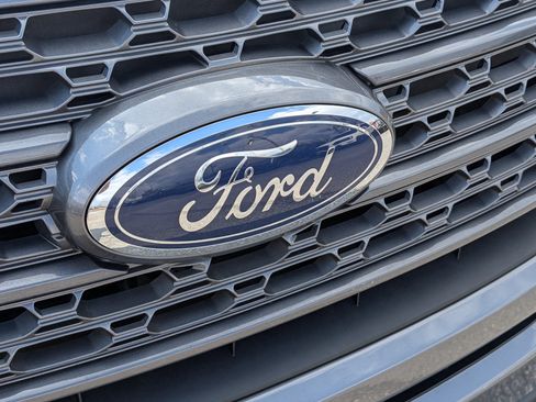 Used 2022 Ford Explorer XLT w/ Equipment Group 202A image 4