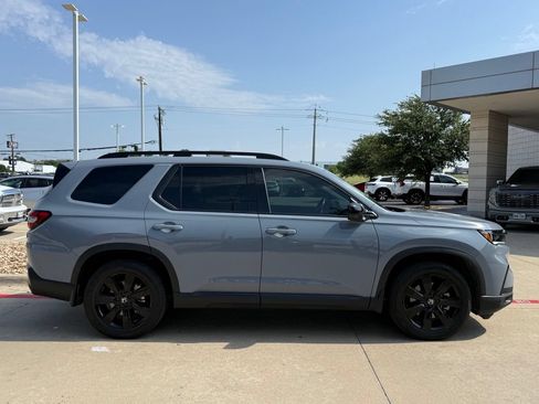 Used 2025 Honda Pilot Black Edition image 7