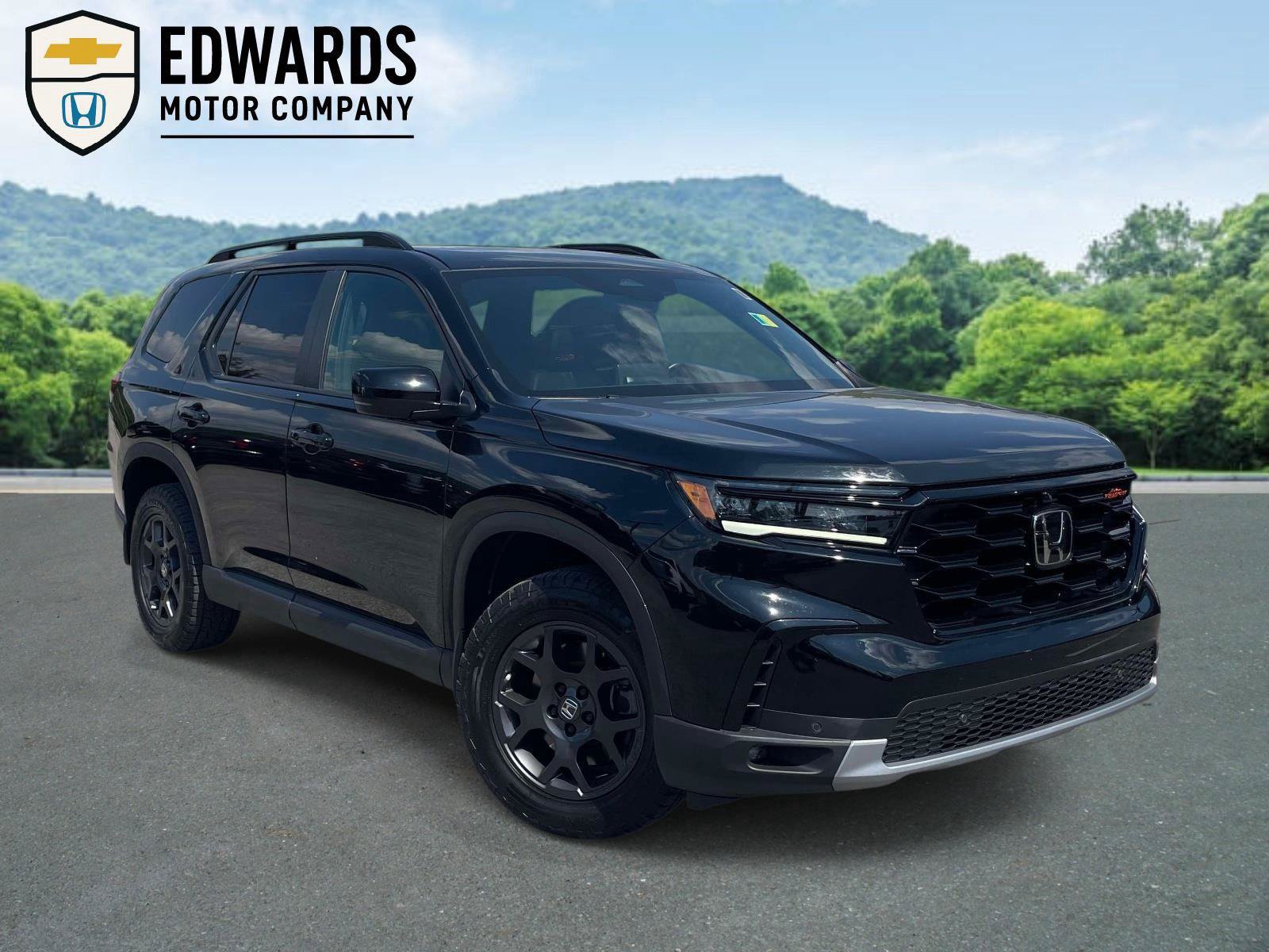 Used 2025 Honda Pilot TrailSport image 1