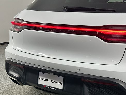 Certified 2022 Porsche Macan image 17