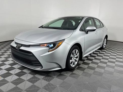 Used 2025 Toyota Corolla LE FWD image 6