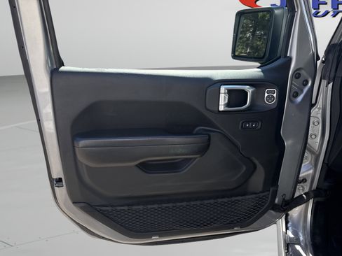 Used 2019 Jeep Wrangler Unlimited Rubicon w/ Steel Bumper Group image 14