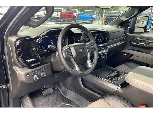 Used 2025 Chevrolet Silverado 2500 ZR2 w/ Technology Package AWD/4WD image 16