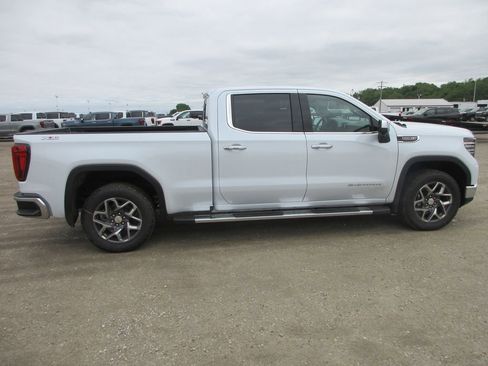 New 2026 GMC Sierra 1500 SLT AWD/4WD image 3