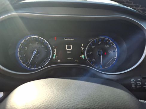 Used 2023 Chrysler Pacifica Touring-L FWD image 19