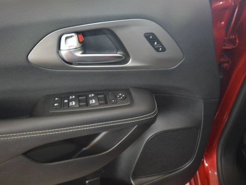 Used 2025 Chrysler Pacifica Select AWD/4WD image 29
