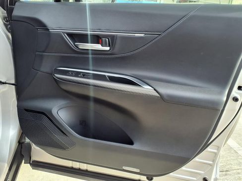 Used 2022 Toyota Venza XLE image 13