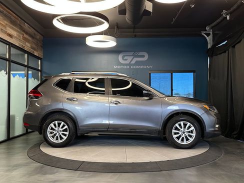 Used 2017 Nissan Rogue SV FWD image 2