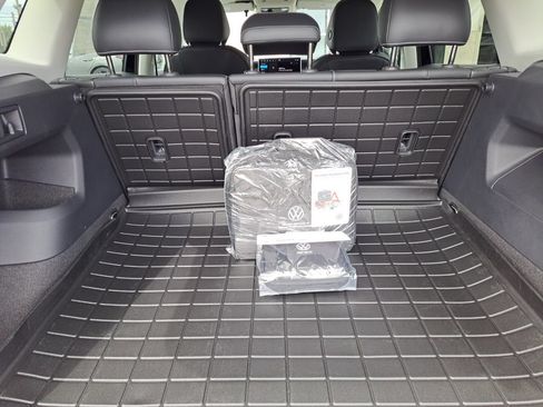 Used 2025 Volkswagen Tiguan SE FWD image 27