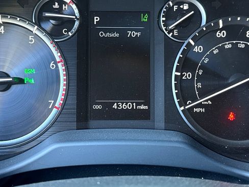 Used 2021 Lexus GX 460 Premium w/ Accessory Package AWD/4WD image 26