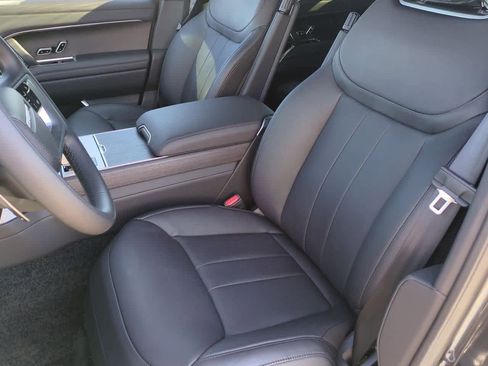 New 2025 Land Rover Range Rover Long Wheelbase SE image 15