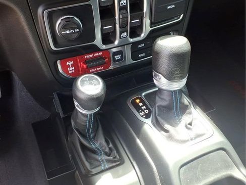 Used 2022 Jeep Wrangler Unlimited Rubicon 4xe w/ Cold Weather Group AWD/4WD image 9