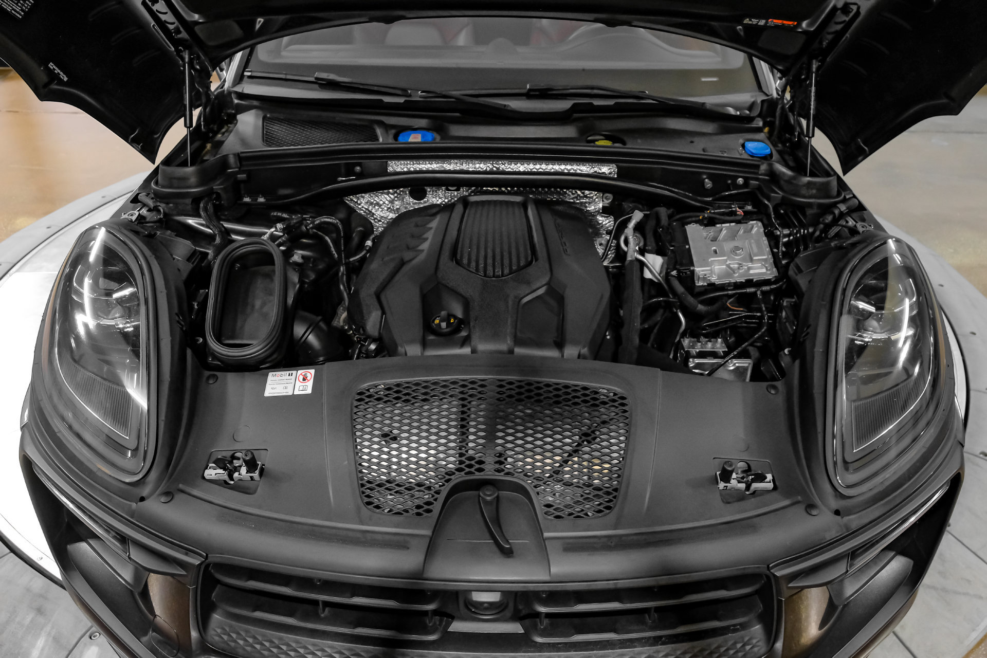 Used 2024 Porsche Macan AWD/4WD image 54