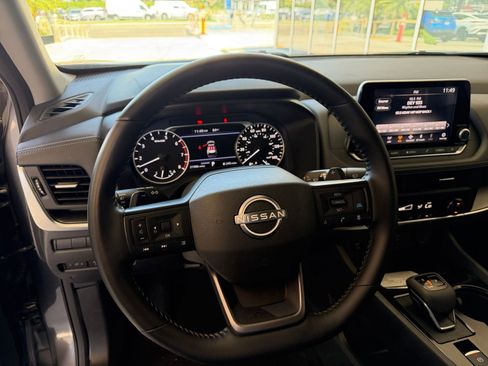 Used 2025 Nissan Rogue SV FWD image 30