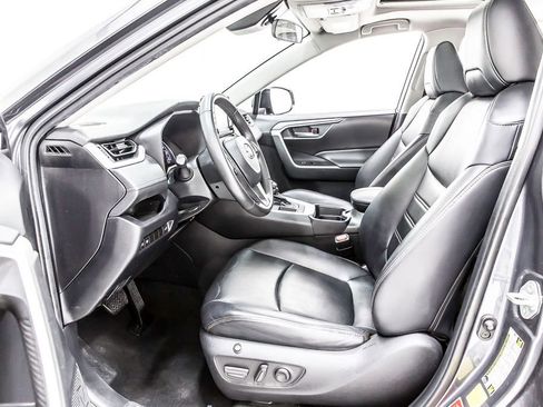 Used 2020 Toyota RAV4 XLE Premium image 27