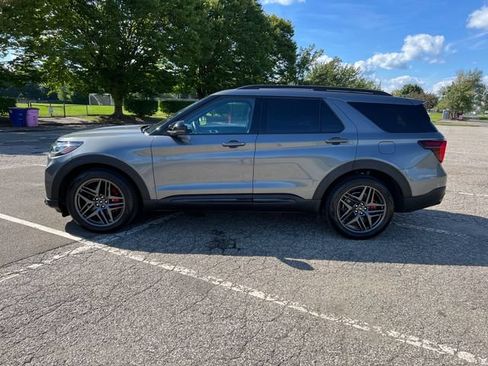 Used 2025 Ford Explorer ST AWD/4WD image 6