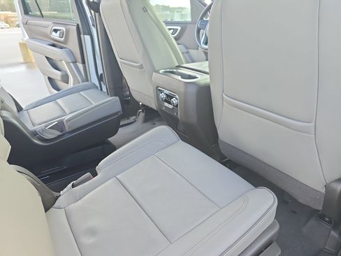Used 2023 GMC Yukon SLT image 11