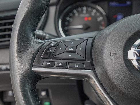 Used 2018 Nissan Rogue SV w/ Premium Package image 11