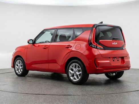 Used 2025 Kia Soul LX w/ LX Technology Package FWD image 6