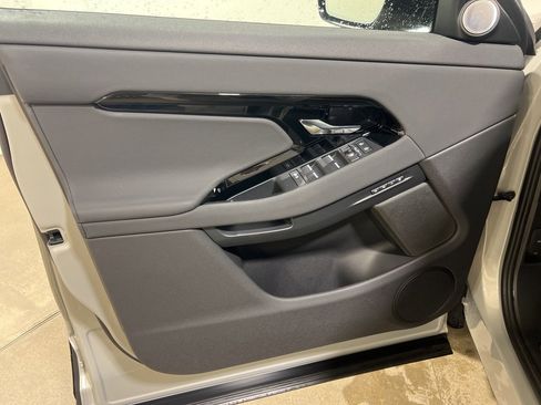 Used 2025 Land Rover Range Rover Evoque Dynamic SE image 9