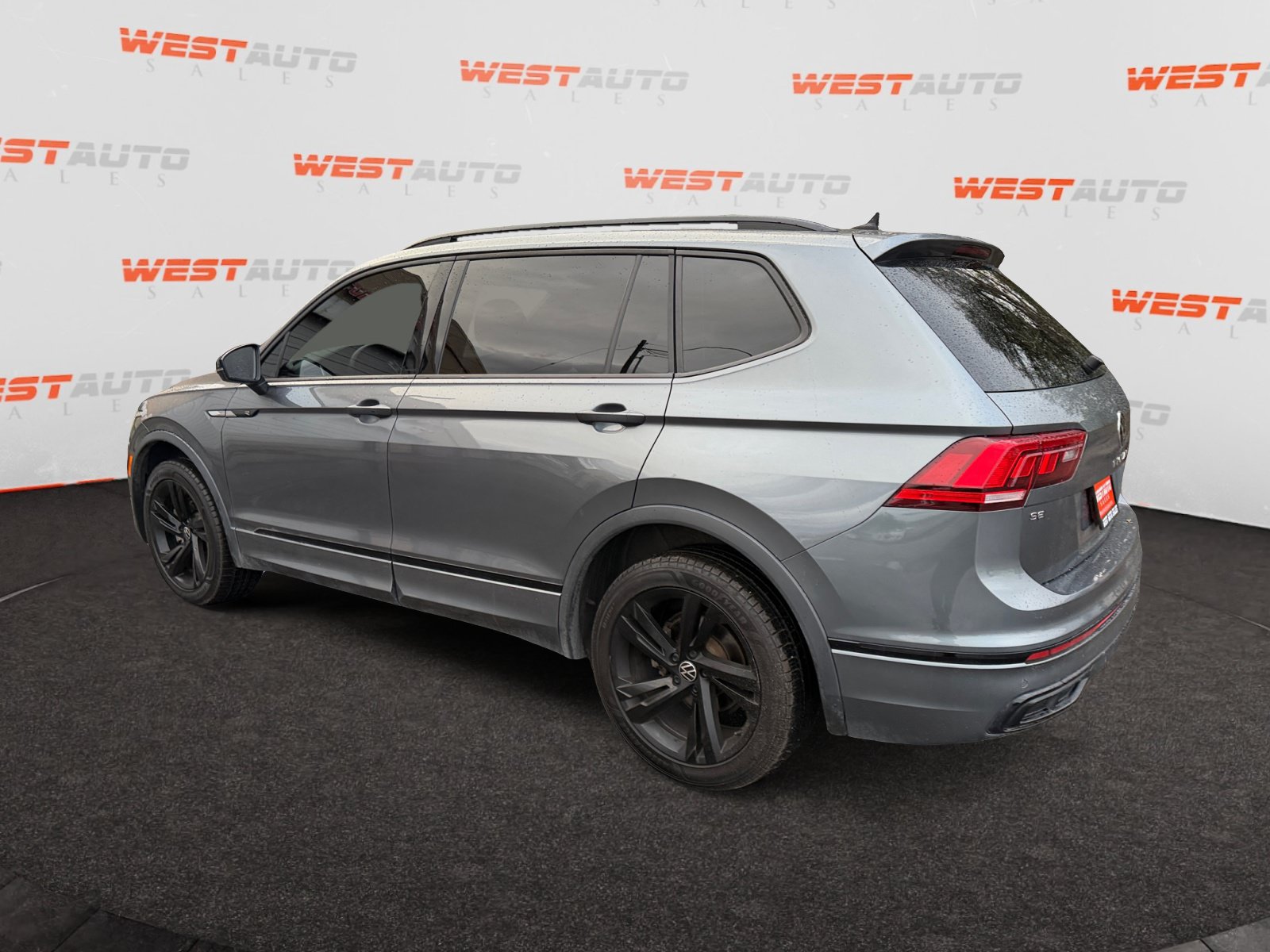 Used 2023 Volkswagen Tiguan SE R-Line AWD/4WD image 3
