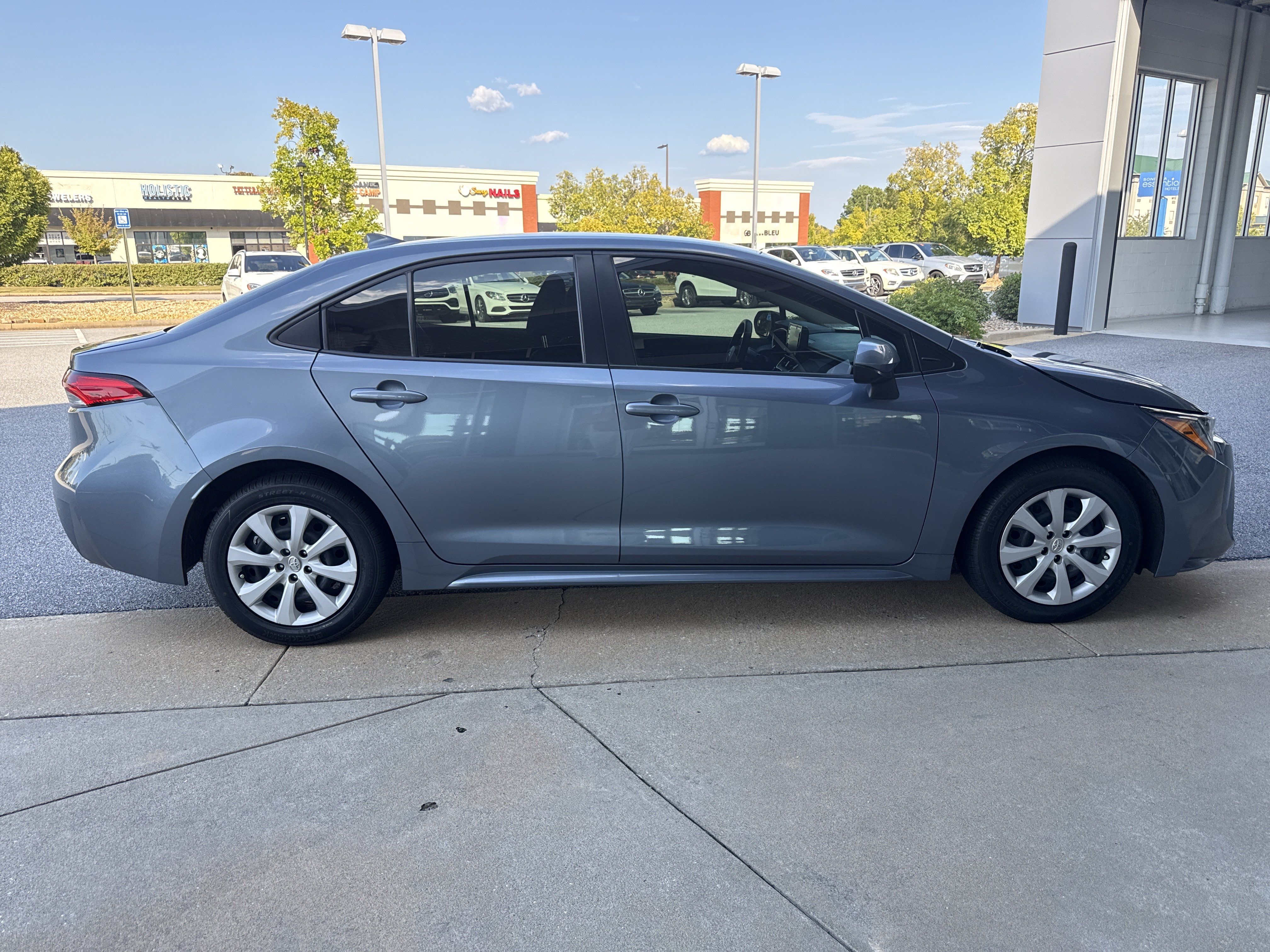 Used 2022 Toyota Corolla LE FWD image 12