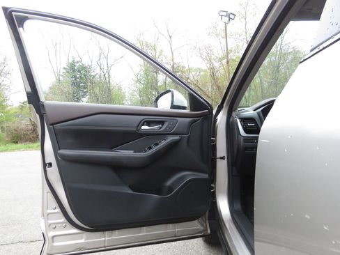 Used 2023 Nissan Rogue SL AWD/4WD image 9