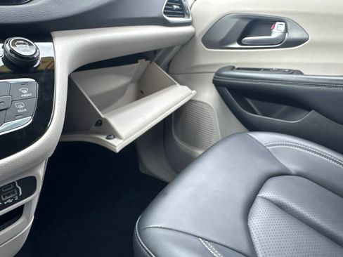 Used 2024 Chrysler Pacifica Touring-L FWD image 41