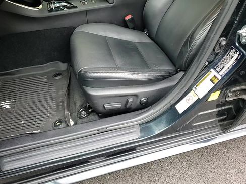 Used 2017 Toyota Avalon XLE Premium image 12