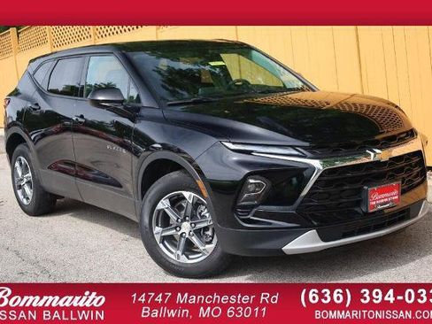 Used 2025 Chevrolet Blazer LT FWD image 1