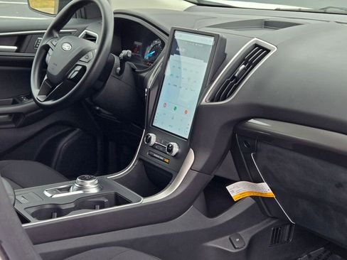 Used 2024 Ford Edge SE image 7